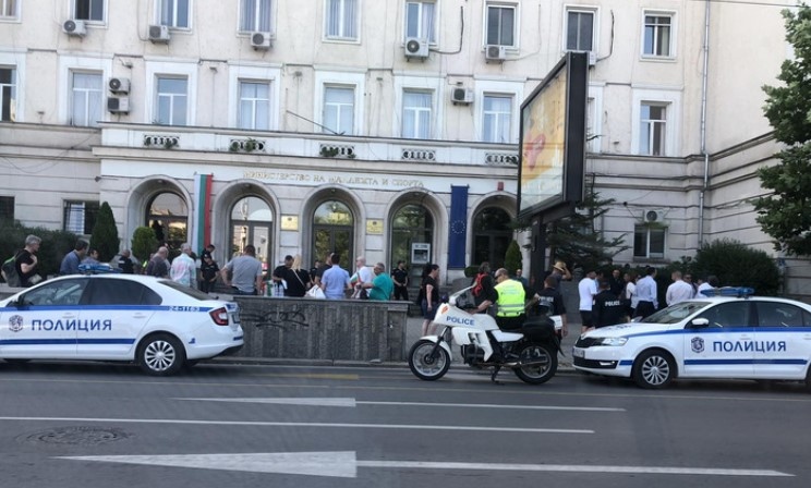 Поддръжници на партия Има такъв народ се събраха на протест